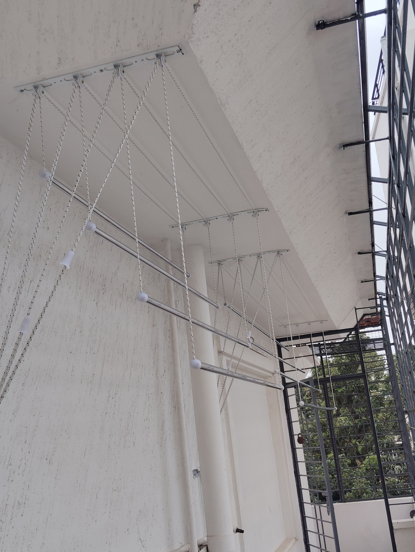Ceiling mounted cloth drying system with heavy load capacity
