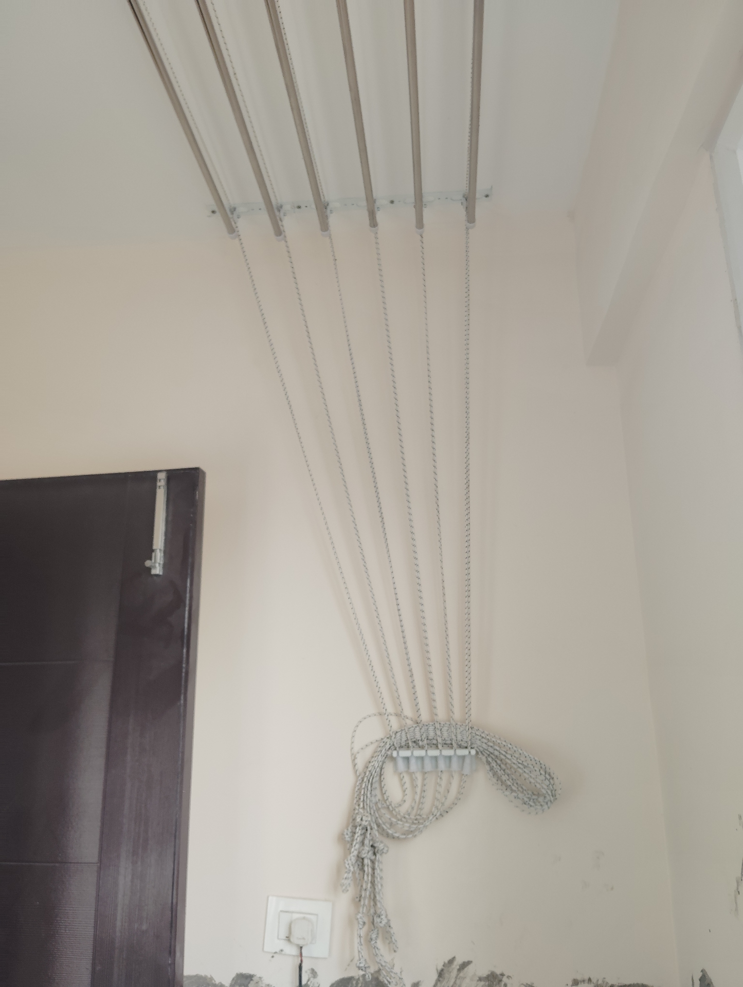 Space saving ceiling hanger with individual pulley ropes