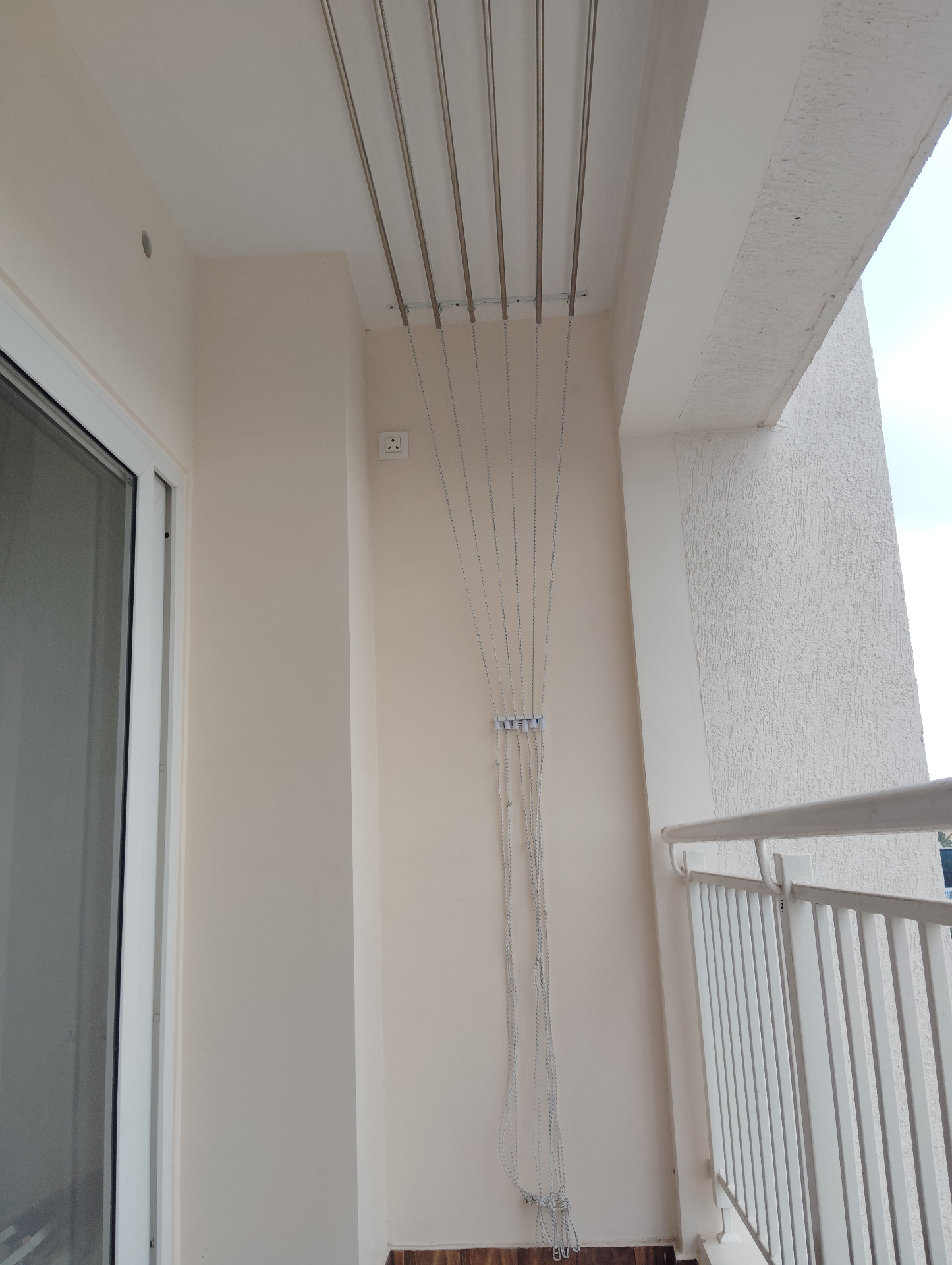 Neatly installed pull and dry ceiling hanger in balcony